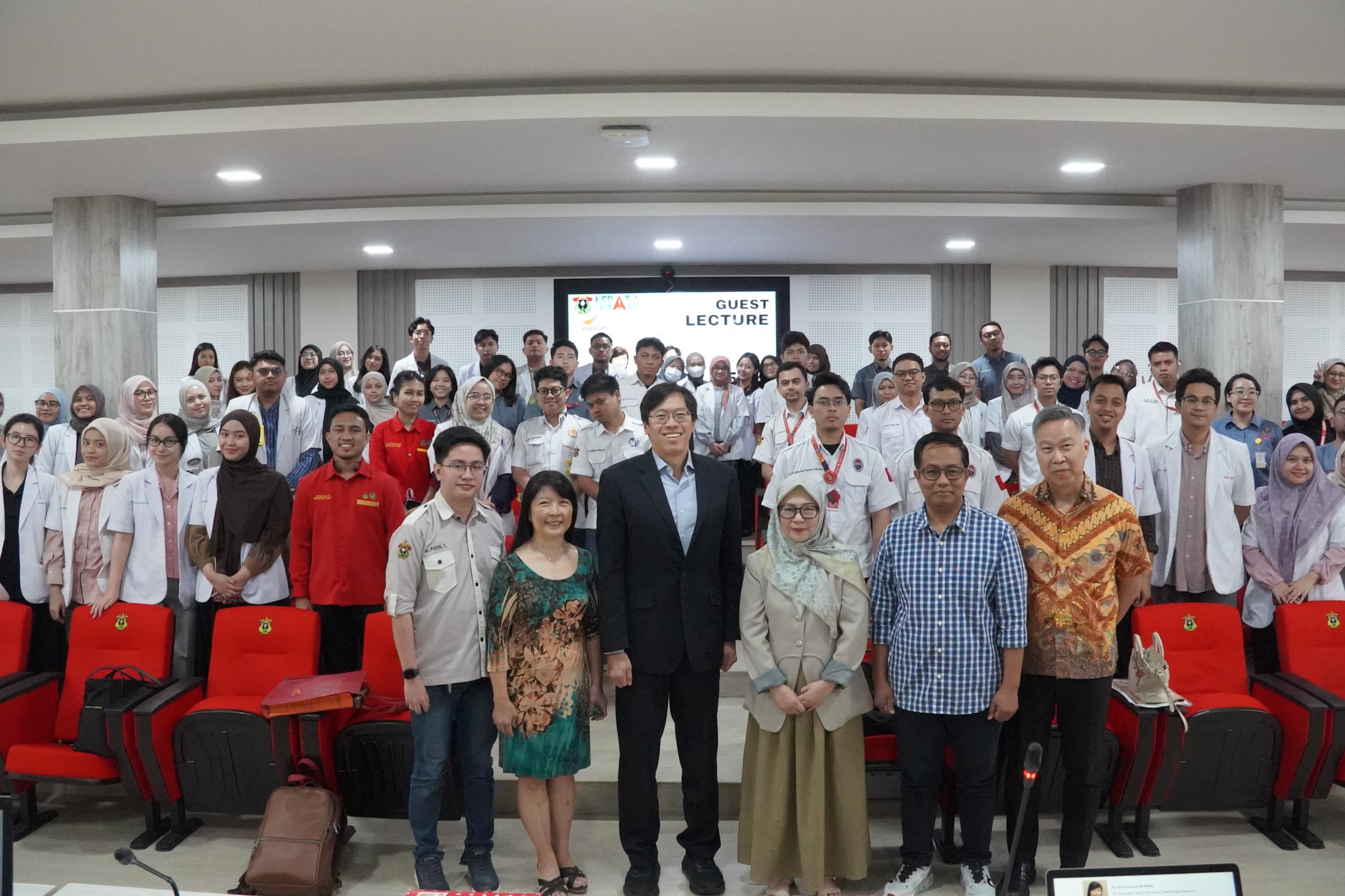 Guest Lecture SingHealth Duke-NUS Bahas Inovasi Penanganan Kanker Payudara dan Skoliosis di FK Unhas