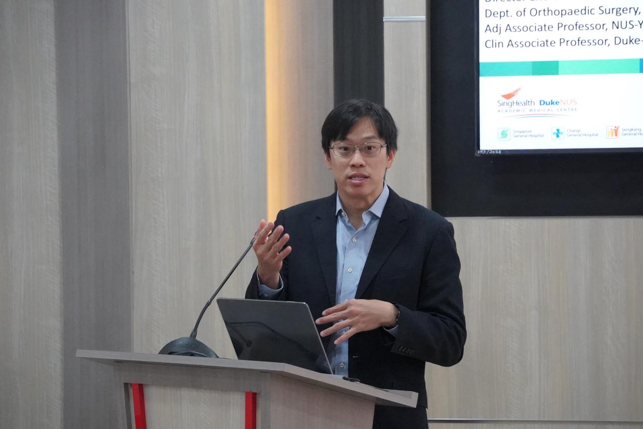 Guest Lecture SingHealth Duke-NUS Bahas Inovasi Penanganan Kanker Payudara dan Skoliosis di FK Unhas