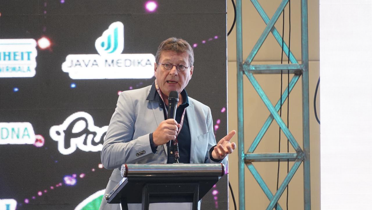 Dekan FK Unhas Sampaikan Plenary Lecture pada PIT PAMKI 2026, Bahas Sinergi Penanganan Infeksi pada Pasien Penyakit Ginjal