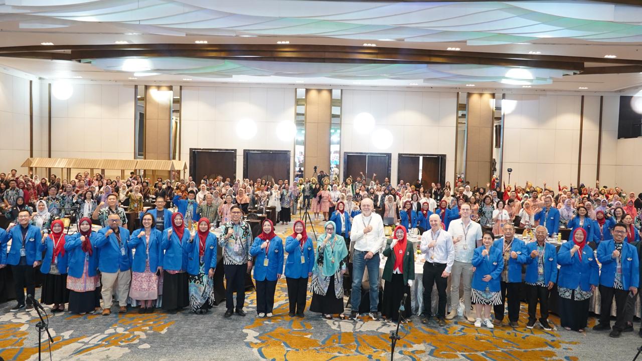 Dekan FK Unhas Sampaikan Plenary Lecture pada PIT PAMKI 2026, Bahas Sinergi Penanganan Infeksi pada Pasien Penyakit Ginjal