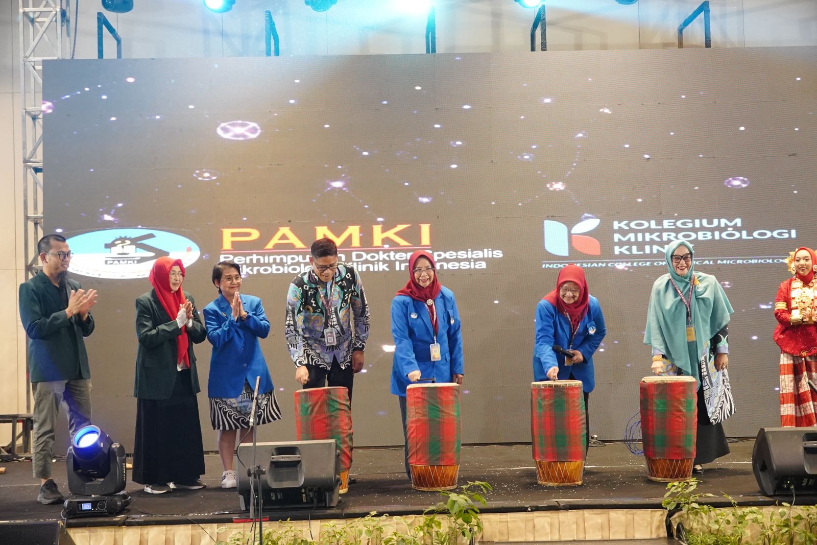 Dekan FK Unhas Sampaikan Plenary Lecture pada PIT PAMKI 2026, Bahas Sinergi Penanganan Infeksi pada Pasien Penyakit Ginjal