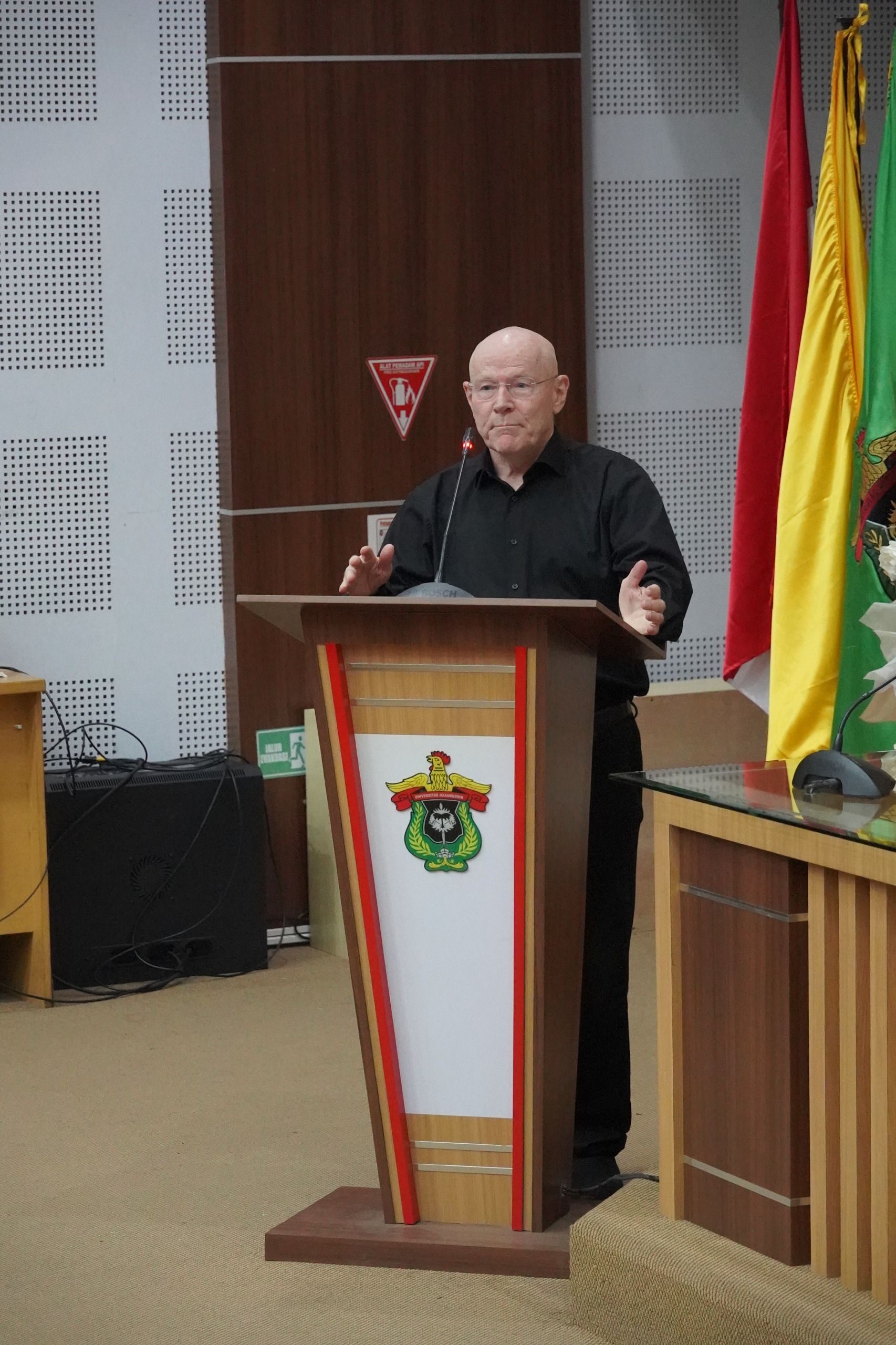 FK Unhas Gelas Kuliah Tamu Bersama Prof. Benjamin Gregg Bahas Integritas Ilmiah dalam Riset Genetik