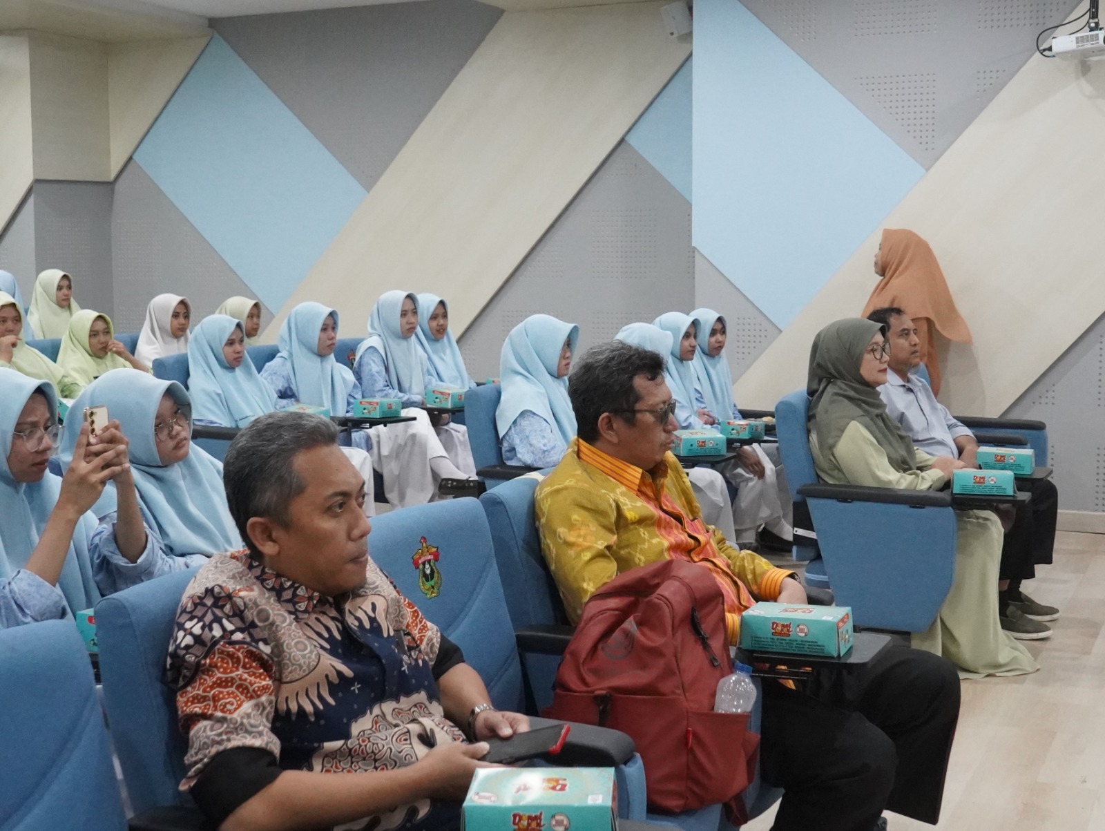 Fakultas Kedokteran Unhas Terima Kunjungan Studi Komparatif Pondok Pesantren Modern Putri IMMIM Pangkep