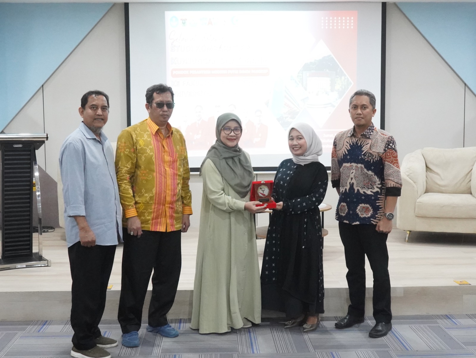 Fakultas Kedokteran Unhas Terima Kunjungan Studi Komparatif Pondok Pesantren Modern Putri IMMIM Pangkep