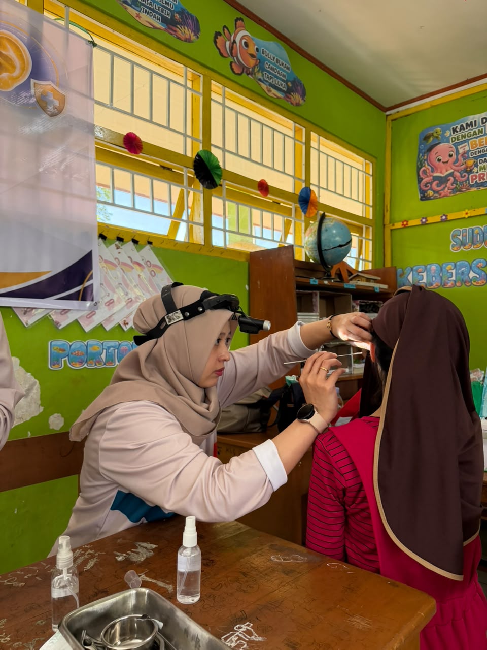Program Studi THT-BKL FK Unhas Gelar Bakti Sosial Kesehatan Telinga bagi Siswa di Malino