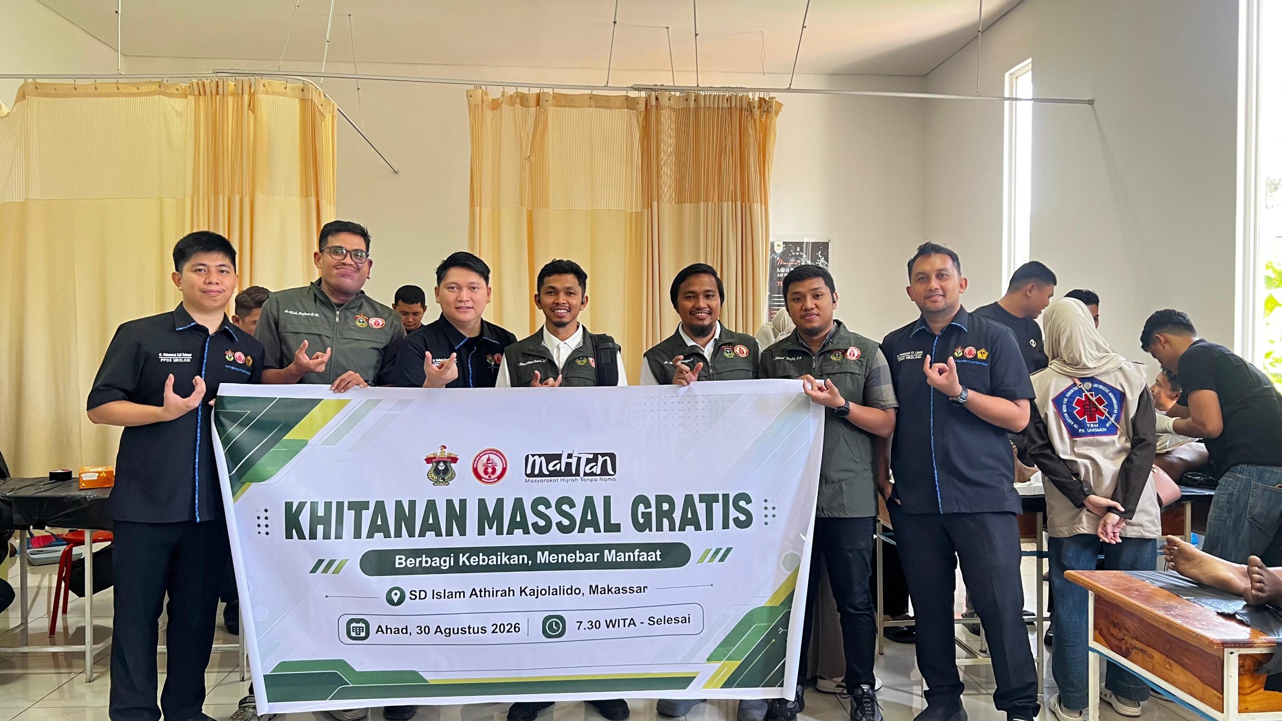 Program Studi Urologi FK Unhas dan Mahtan Gelar Bakti Sosial Sirkumsisi Anak di SD Islam Athirah Kajolalido