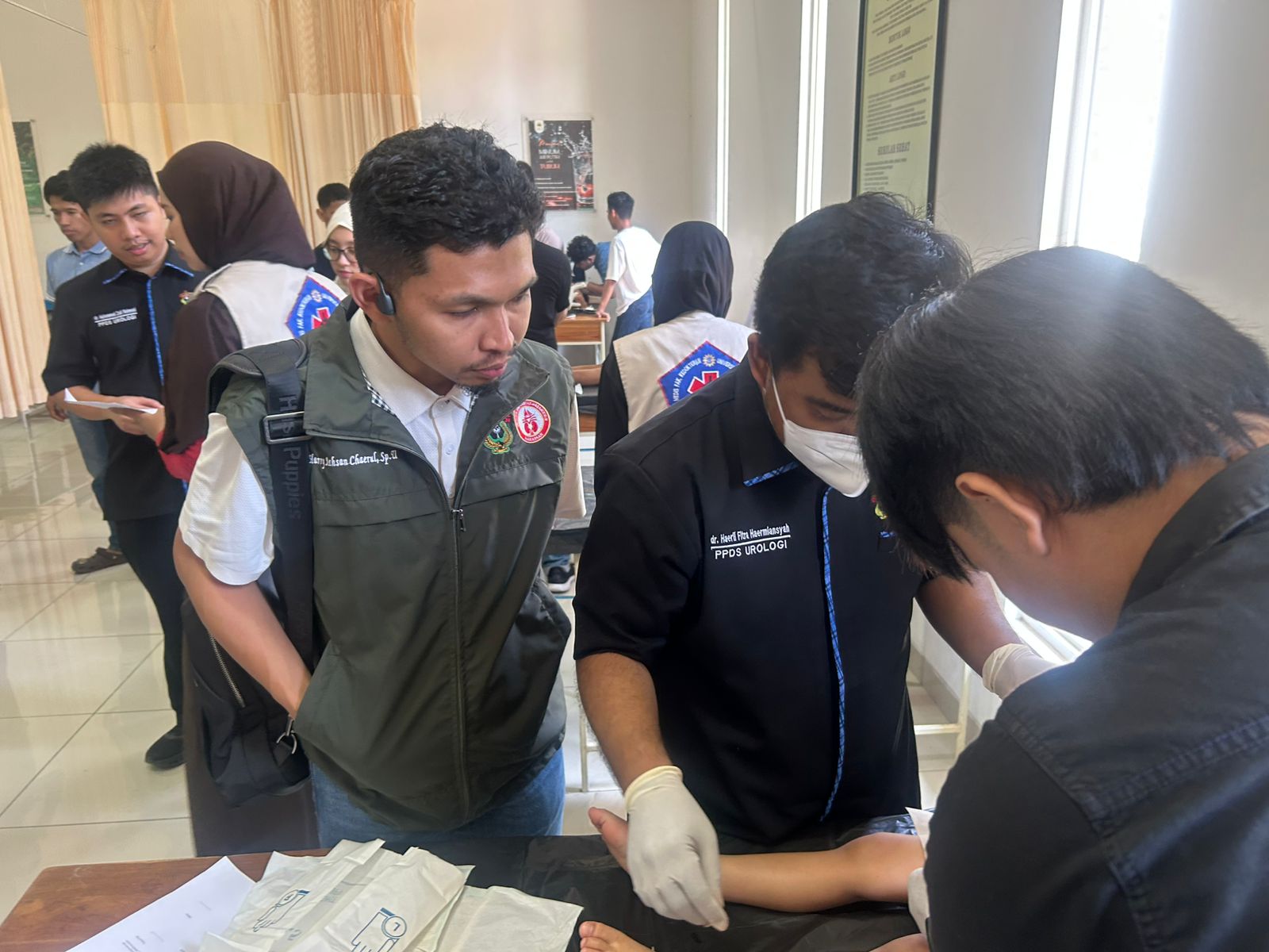 Program Studi Urologi FK Unhas dan Mahtan Gelar Bakti Sosial Sirkumsisi Anak di SD Islam Athirah Kajolalido