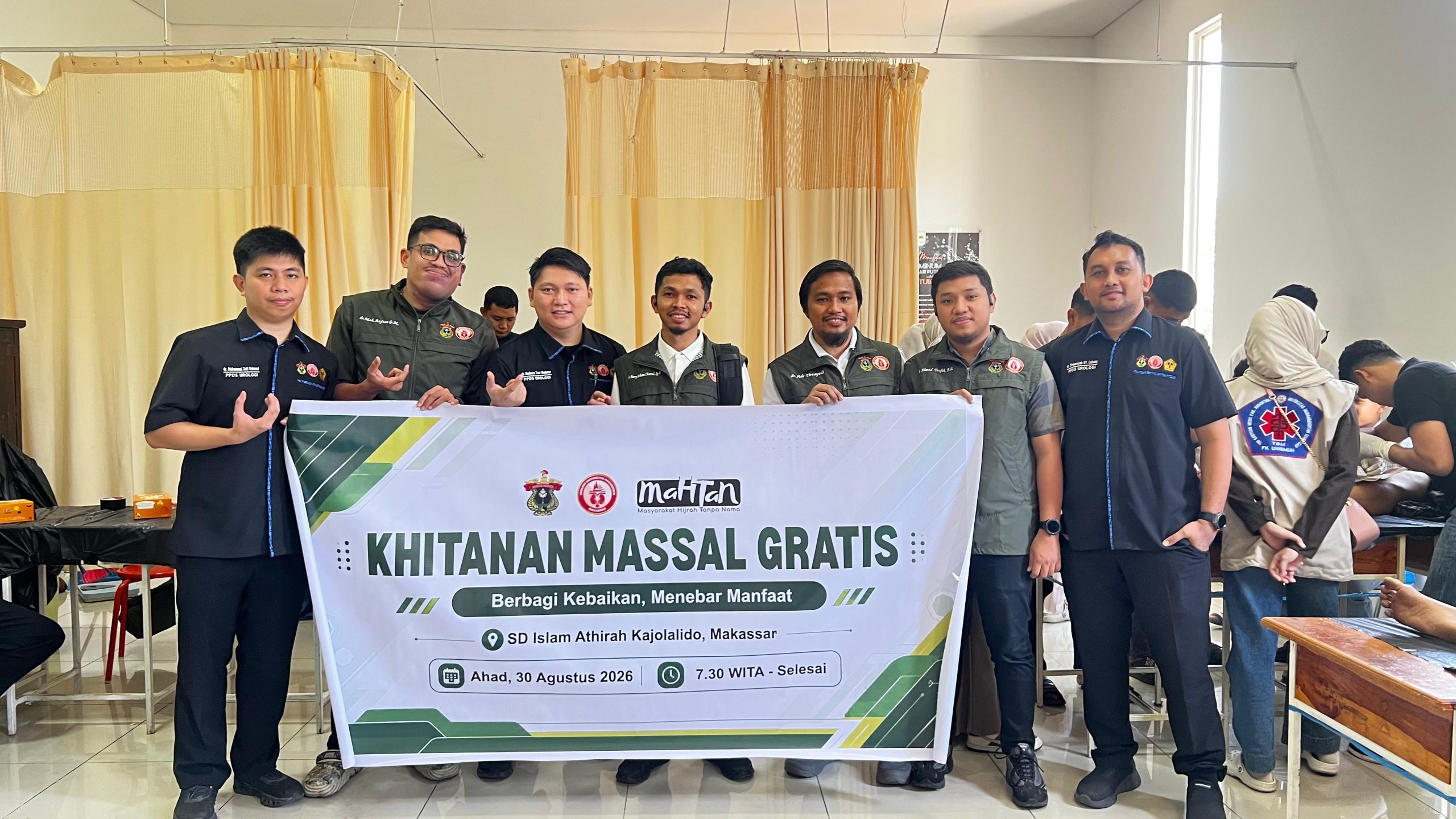 Program Studi Urologi FK Unhas dan Mahtan Gelar Bakti Sosial Sirkumsisi Anak di SD Islam Athirah Kajolalido