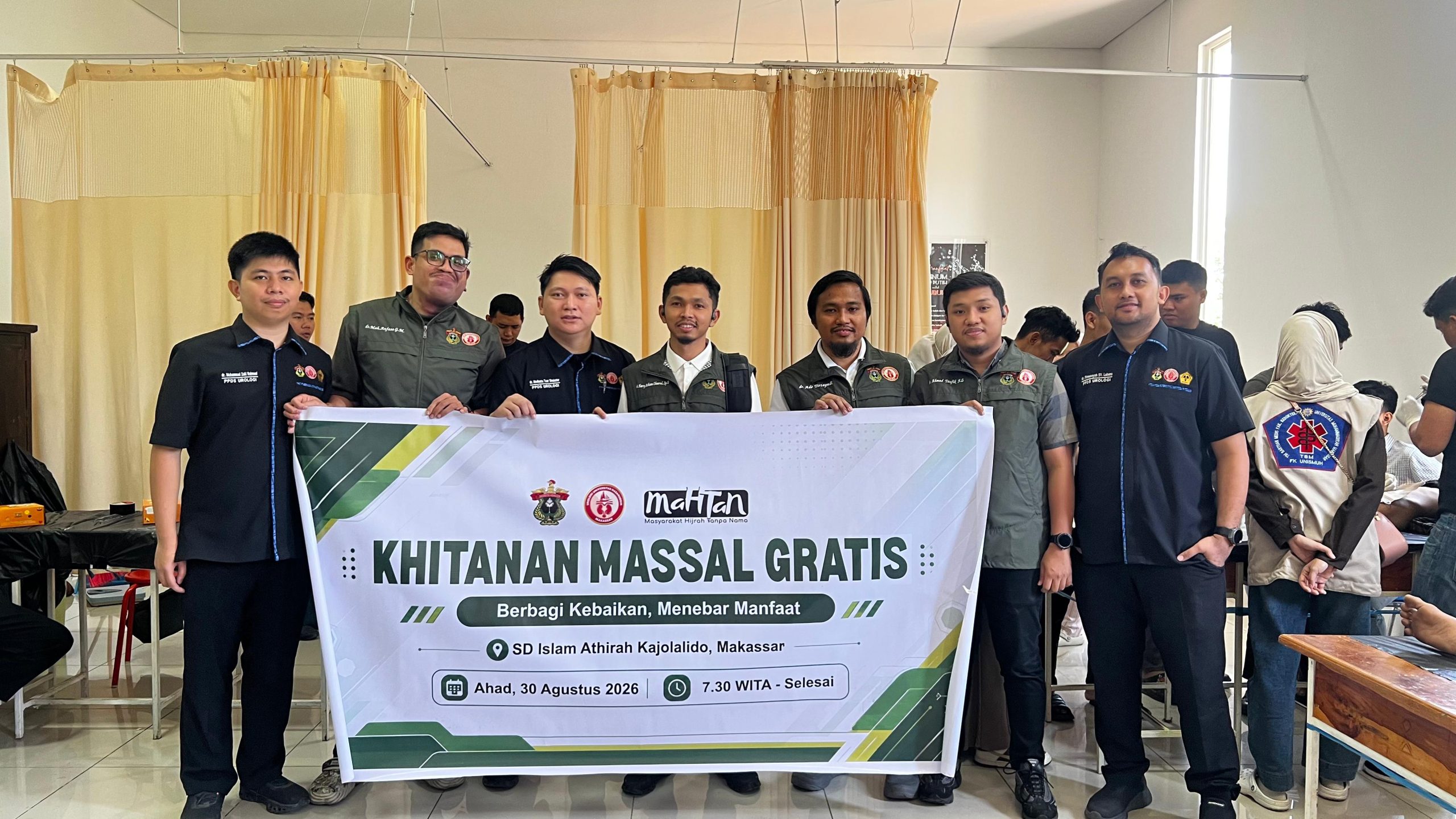 Program Studi Urologi FK Unhas dan Mahtan Gelar Bakti Sosial Sirkumsisi Anak di SD Islam Athirah Kajolalido